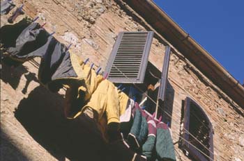 Ropa tendida en la fachada de una vivienda