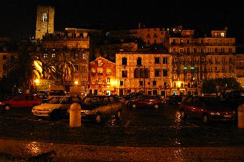 Plaza Campo das Cebolas en Alfama, Lisboa, Portugal