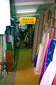 Interior de tienda de alfombras. Vientiane, Laos