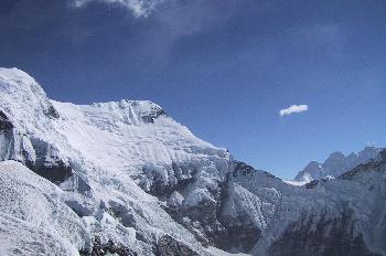 Acercamiento a la arista nevada de una montaña
