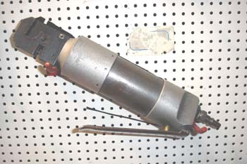 Solapadora-punzonadora neumática