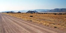 Pista de tierra en el desierto, Namibia