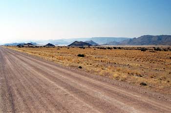 Pista de tierra en el desierto, Namibia