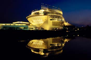 Vista nocturna del casino de Montreal. Canada