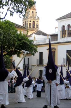 Penitentes de la Sta Faz entrando en la Judería, Córdoba, Andalu