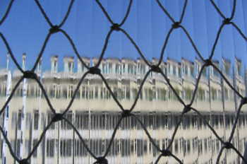 Vista de edificio a través de una ventana de cristal, SAo Paulo,