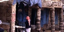 Hombre tomando un refresco en Shibam, Yemen
