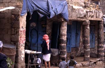 Hombre tomando un refresco en Shibam, Yemen