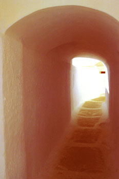 Arco en una calle de Fira, Grecia