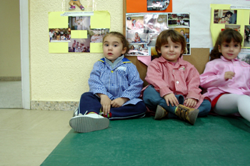 Niños sentados en colchonetas