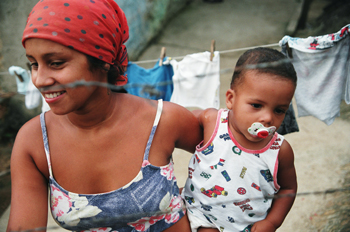 Tendiendo la ropa en Favela Juramento, Rio de Janeiro, Brasil