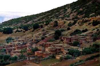 Pueblo de adobe en el Medio Atlas, Marruecos