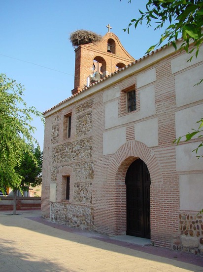 Vista lateral de iglesia en Valdepiélagos