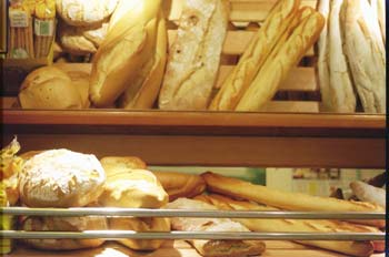 Estante de panes frescos