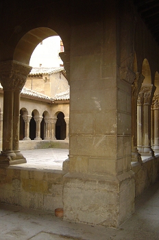 Vista parcial del claustro, Huesca