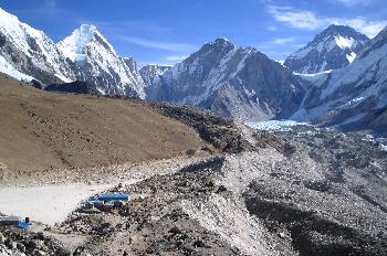 Poblado de Gorak Shep con Lingtren, Khumbutse y Changtse