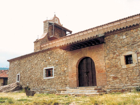 Vista lateral de iglesia en Horcajuelo