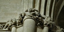 Catedral de Huesca. Capiteles con hombres y bestias
