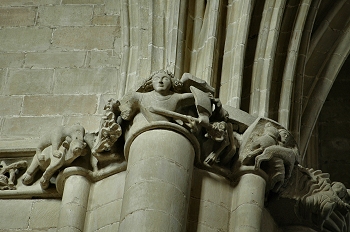 Catedral de Huesca. Capiteles con hombres y bestias
