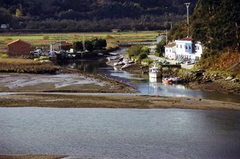 Acceso a la ría de Tinamayor por el puerto de Bustio, Principado