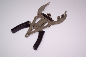Alicate para la colocación de segmentos en pistón