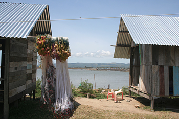 Barracones y redes, Campamento de pescado, Alunaga, Sumatra, Ind