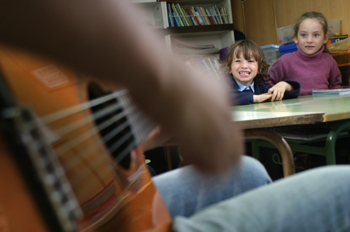 Tocando la guitarra