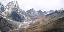 Canales de nieve desembocando en río de agua helada