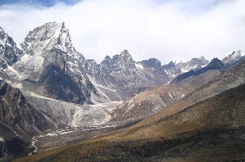 Canales de nieve desembocando en río de agua helada