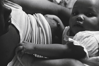 Mujer amamantando, Favela Horizonte Azul, Sao Paulo, Brasil
