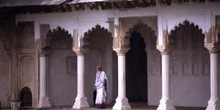Sadhu en un pórtico del Fuerte Rojo, Agra, India