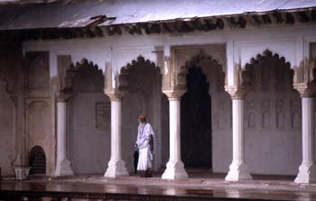 Sadhu en un pórtico del Fuerte Rojo, Agra, India