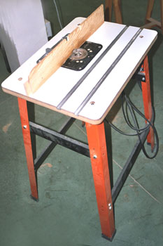 Mesa auxiliar para fijar la fresadora