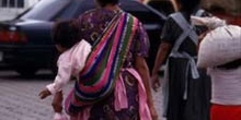Mujer con niño a la espalda de regreso del mercado de Antigua, G