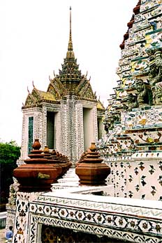 Detalle de decoraciones del Wat Arun, Bangkok, Tailandia