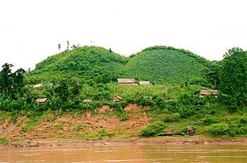 Orilla del Mekong con casas de pilotes, Laos
