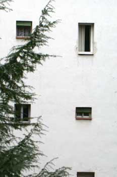 Fachada pintada de blanco