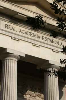 Detalle de la fachada de la Real Academia Española de la Lengua,