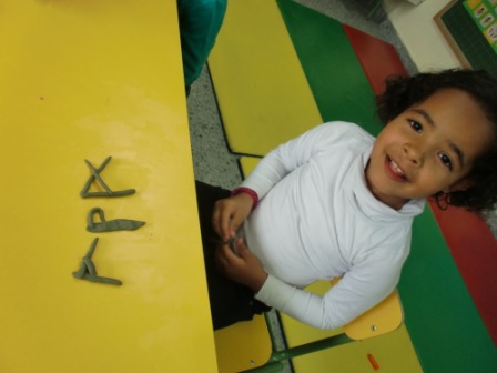 Las Abejas construyen las letras P y S 12