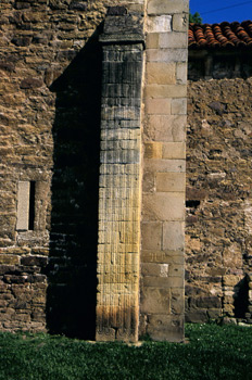 Contrafuerte decorado de la iglesia de San Miguel de Lillo, Ovie