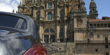 Cadillac delante de la Catedral de Santiago de Compostela, La Co
