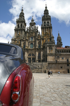 Cadillac delante de la Catedral de Santiago de Compostela, La Co