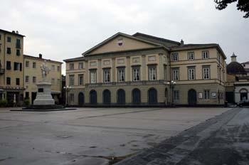 Plaza Garibaldi y teatro municipal, Lucca