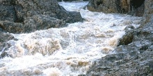 Corriente de un río en el Barranco de Tamara, Huesca
