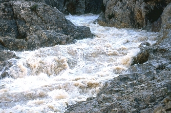Corriente de un río en el Barranco de Tamara, Huesca