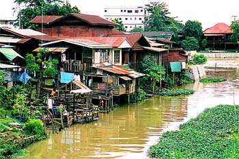 Casas a la orilla de canales, Ayutthaya, Tailandia