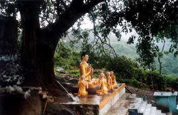 Subida del Monte Popa, Bagan, Myanmar