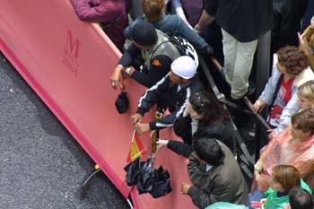 Público asistente al recorrido de la Boda Real