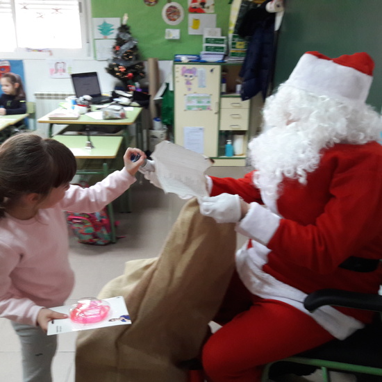 Santa Claus comes to School 15