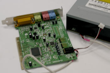 Detalle de conexión de un CD-ROM a una tarjeta de sonido, salida